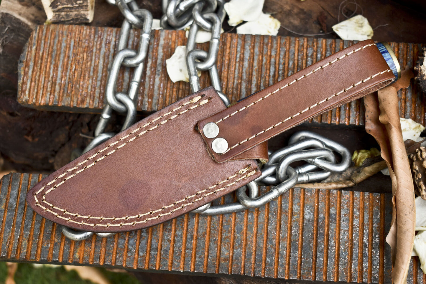 Custom Fire Pattern Damascus Skinner Knife – Hardwood Handle with Brass Guard & Leather Sheath