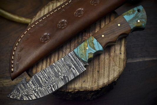 Hand Forged Damascus Skinner Knife with Gut Hook Twist Pattern and Walnut Wood Handle – Custom Hunting Fixed Blade