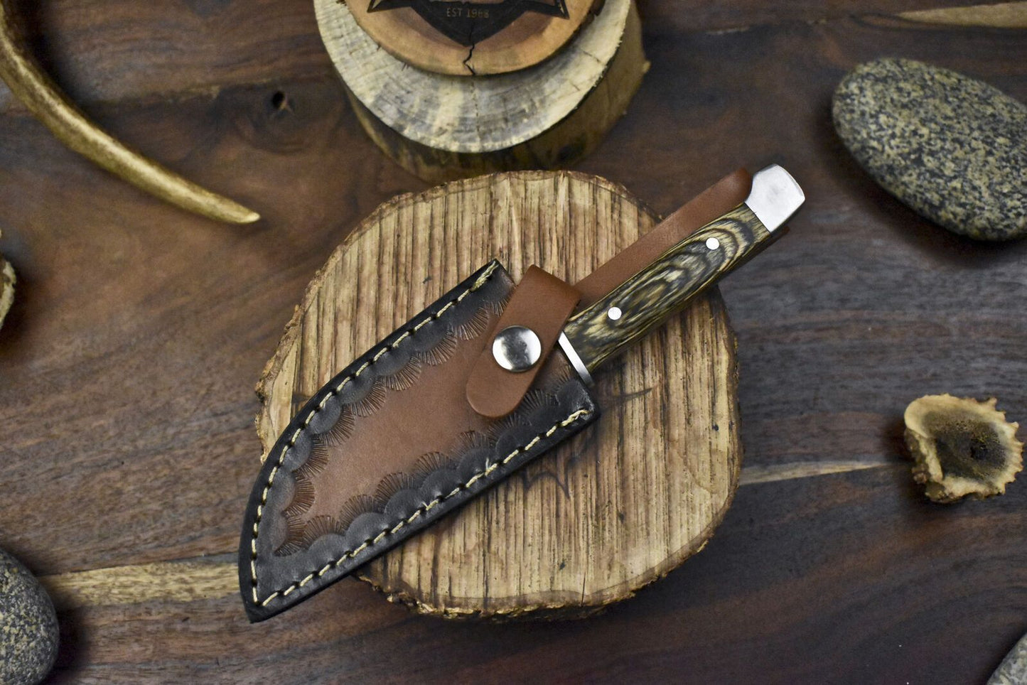 Handmade Twist Damascus Skinner Knife with Hardwood Handle and Steel Guard – Tactical Hunting Blade