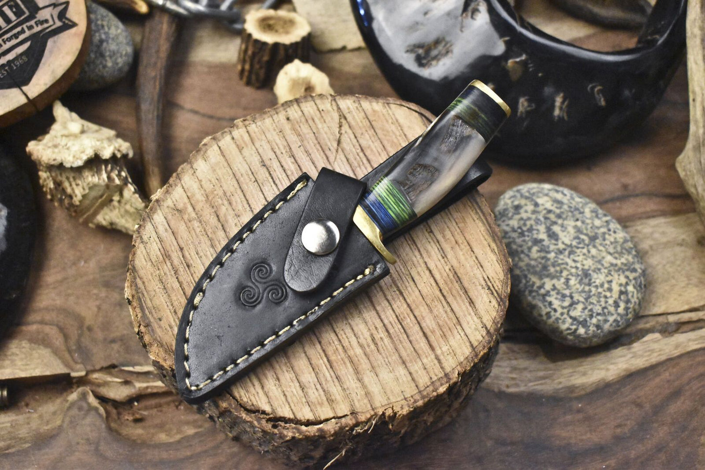 Twist Damascus Skinner Knife with Ram’s Horn Handle – Custom Outdoor Fixed Blade
