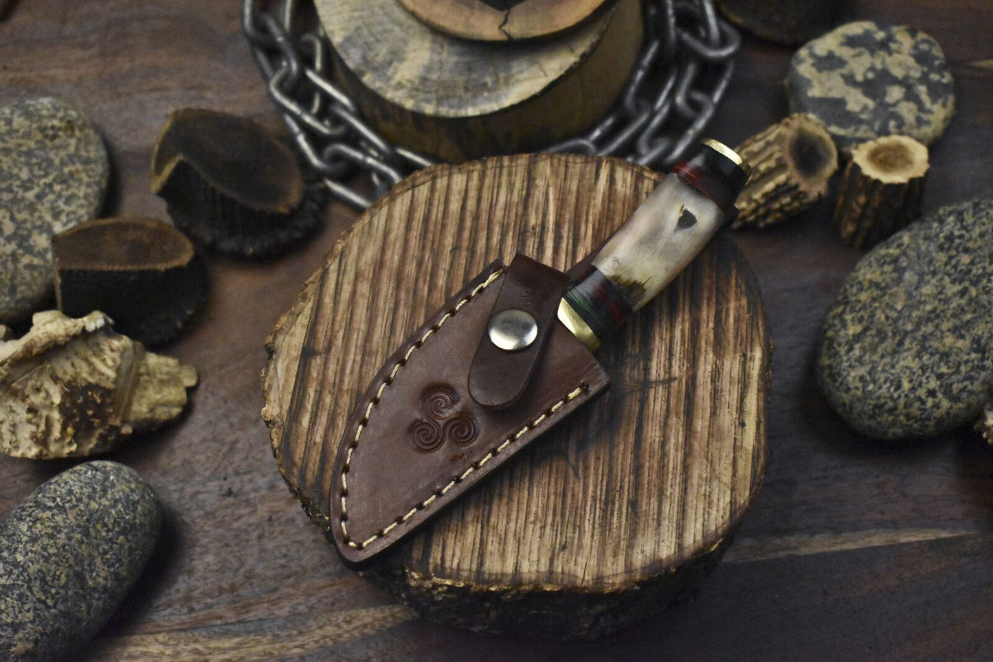 Twist Damascus Skinner Knife with Ram's Horn Handle – Hand Forged Custom Tactical Blade