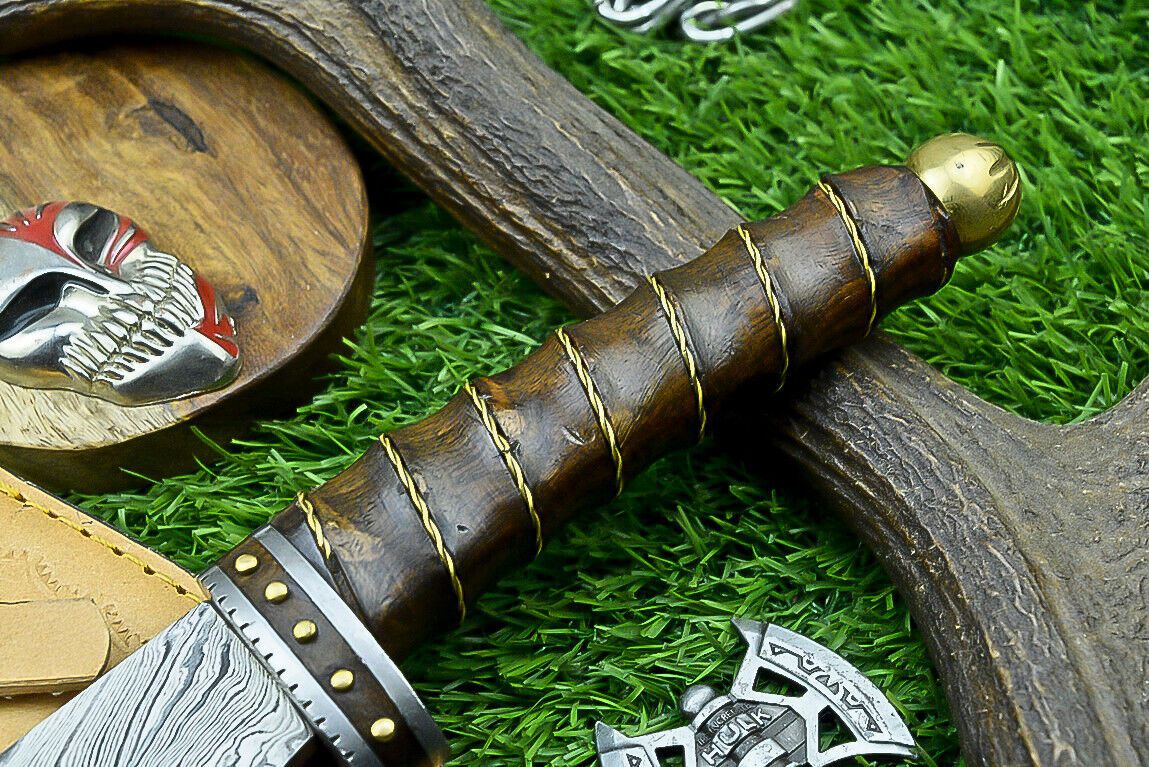 9.5 Inch Handmade Damascus Bowie Knife with Wood Handle for Hunting