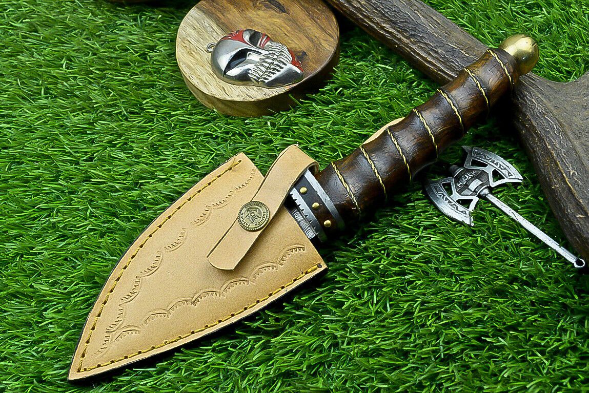 9.5 Inch Handmade Damascus Bowie Knife with Wood Handle for Hunting