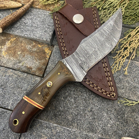 8" Hand Forged Damascus Bowie Knife – Ram Horn & Wood Handle with Sheath