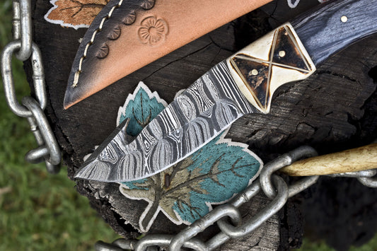 Twist Damascus Steel Skinner Knife with Gut Hook – Hardwood Handle & Leather Sheath for Hunting and Everyday Carry