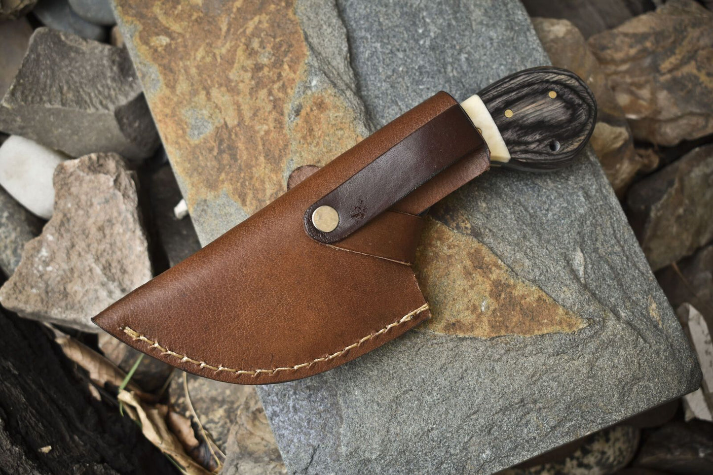 Twist Damascus Skinner Knife with Gut Hook – Bone and Wood Handle Hunting Knife