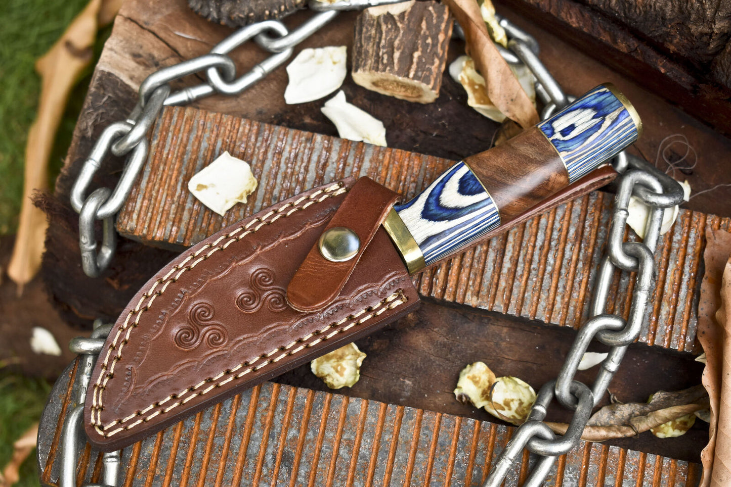 Fire Pattern Damascus Skinner Knife – Hardwood Handle with Brass Guard & Leather Sheath