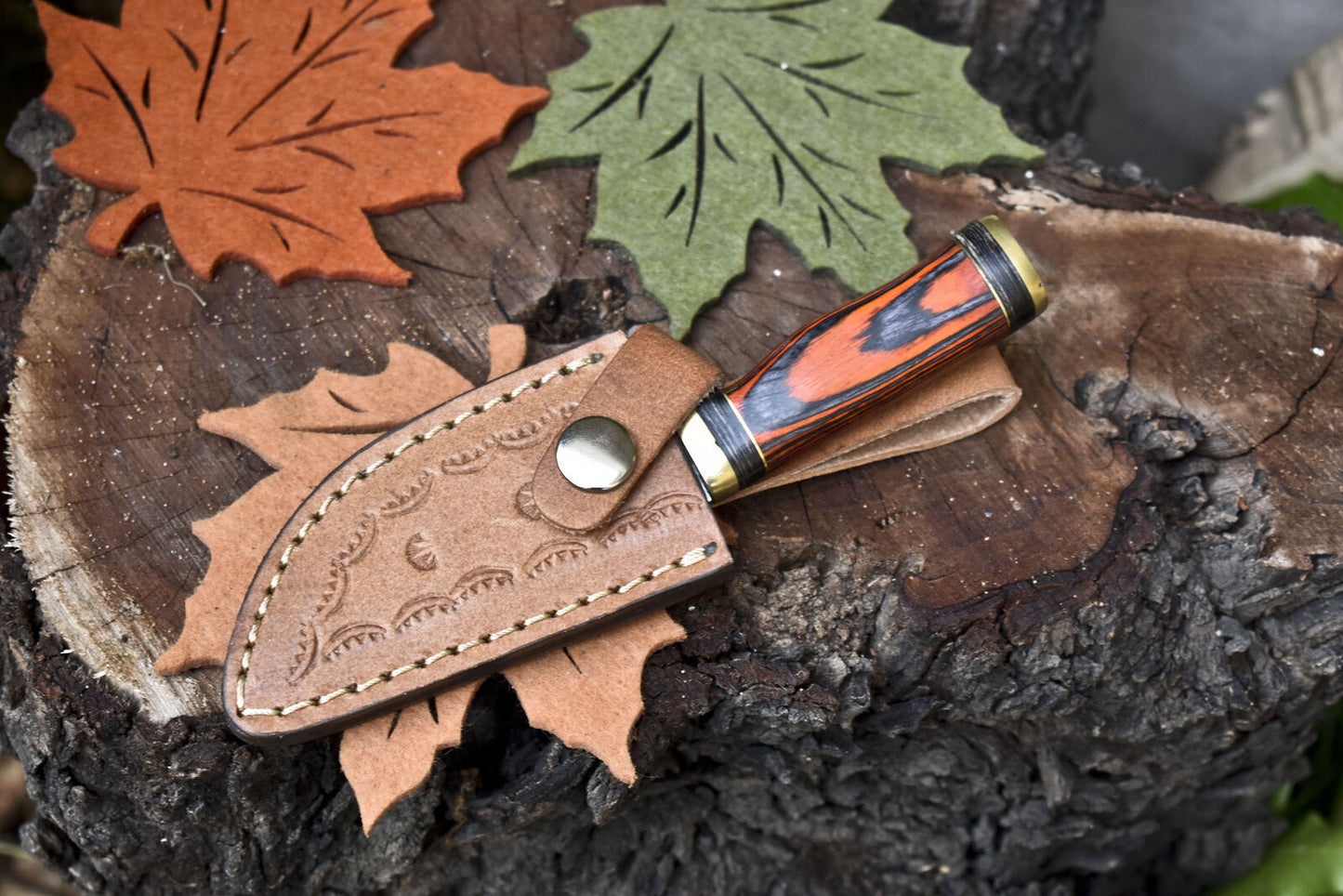 Compact Damascus Steel Skinner Knife with Hardwood Handle and Brass Guard – EDC Hunting Blade with Leather Sheath