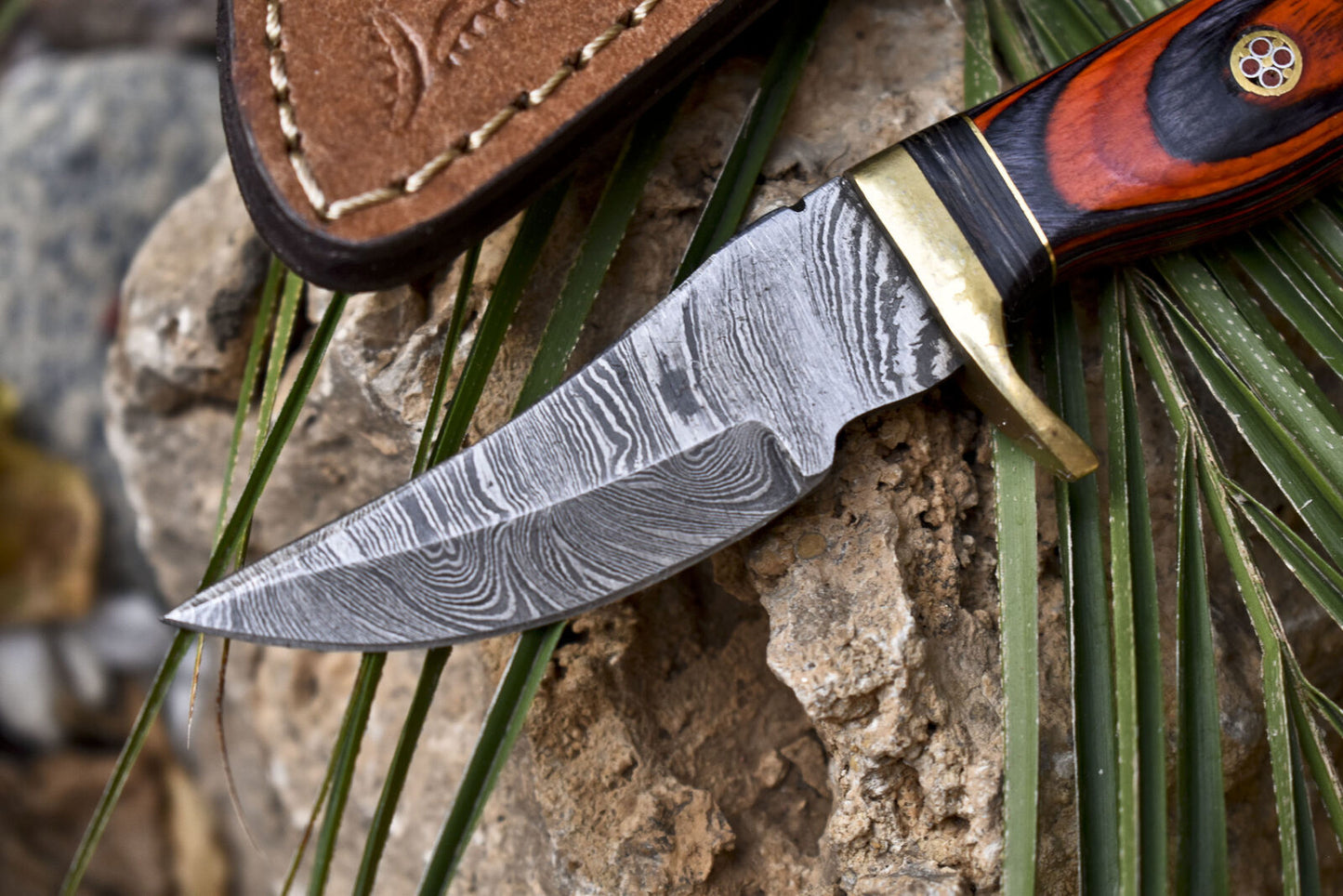 Compact Damascus Steel Skinner Knife with Hardwood Handle and Brass Guard – EDC Hunting Blade with Leather Sheath
