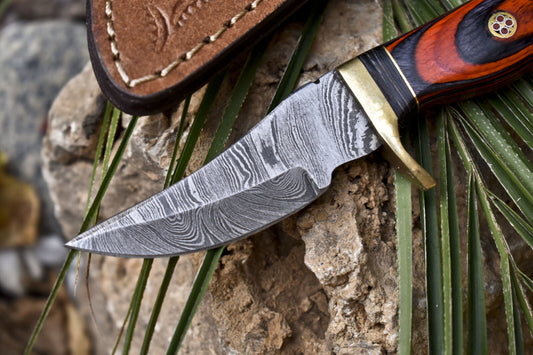 Compact Damascus Steel Skinner Knife with Hardwood Handle and Brass Guard – EDC Hunting Blade with Leather Sheath