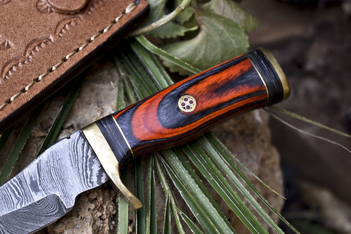 Compact Damascus Steel Skinner Knife with Hardwood Handle and Brass Guard – EDC Hunting Blade with Leather Sheath