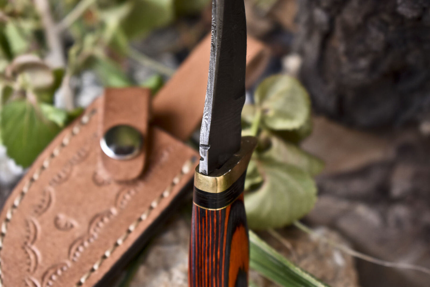 Compact Damascus Steel Skinner Knife with Hardwood Handle and Brass Guard – EDC Hunting Blade with Leather Sheath