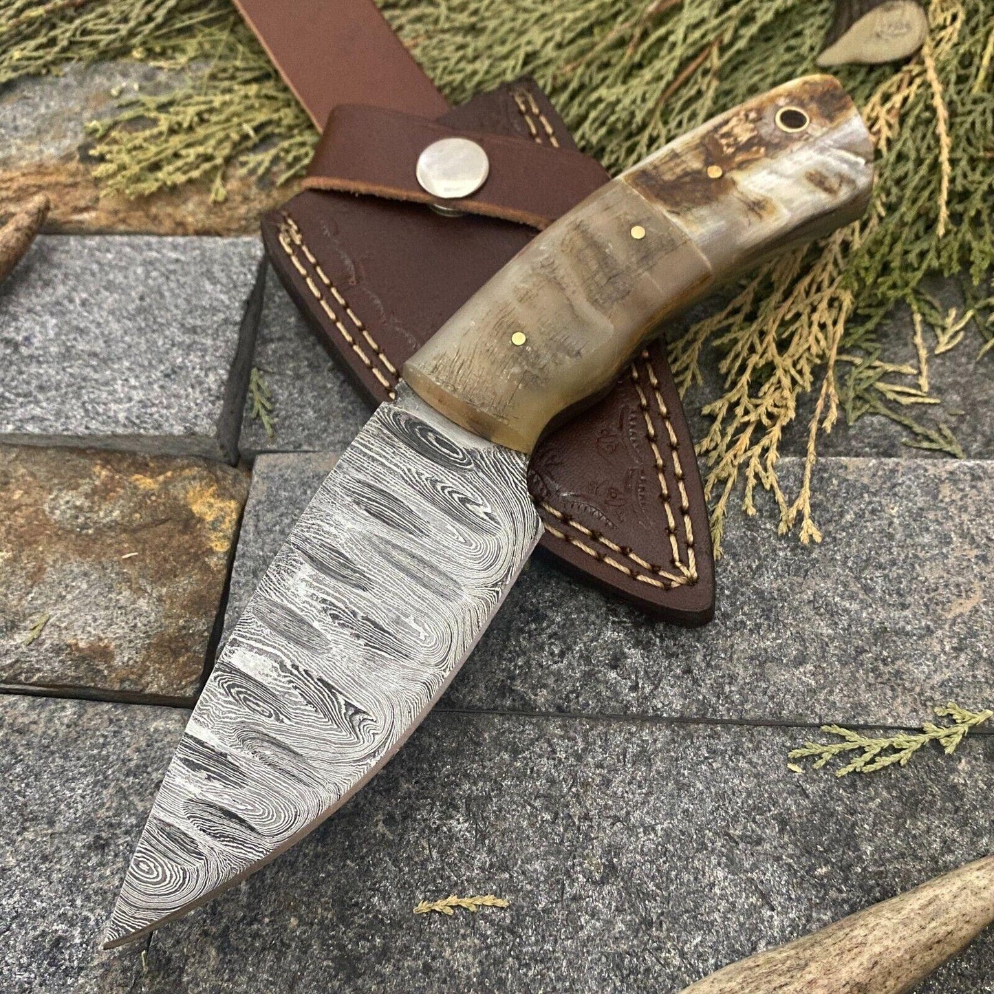 Hand-Forged Damascus EDC Bowie Knife – Ram Horn Handle & Leather Sheath