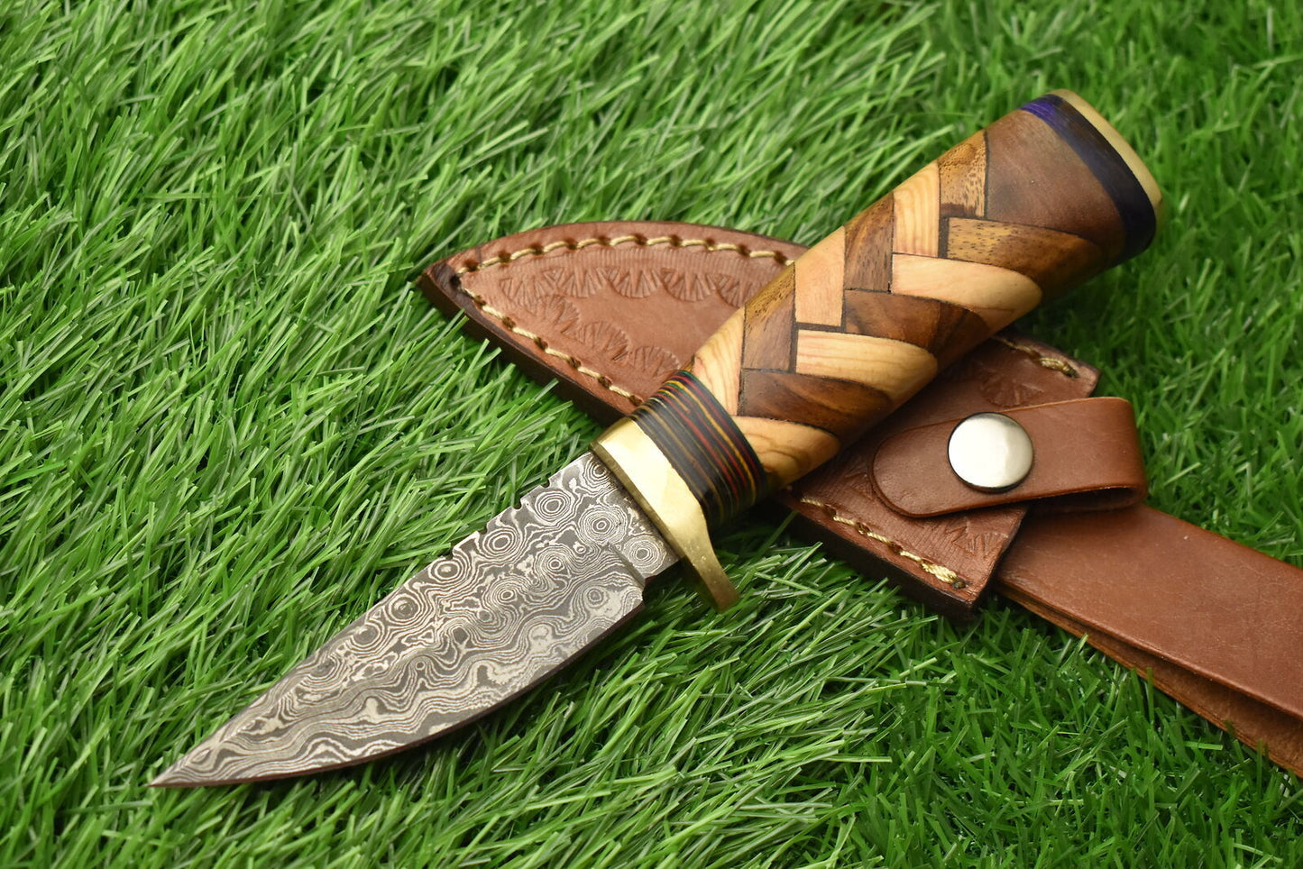 Damascus Steel Skinner Knife – Hardwood Handle with Brass Guard and Leather Sheath for Hunting and Hiking
