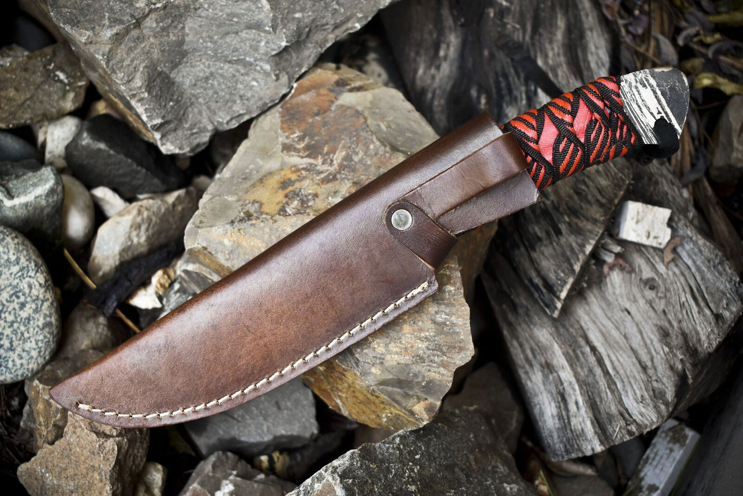 Twist Pattern Damascus Hunting Skinner Knife – Paracord Wrapped Handle with Leather Sheath for Outdoor & Survival Use