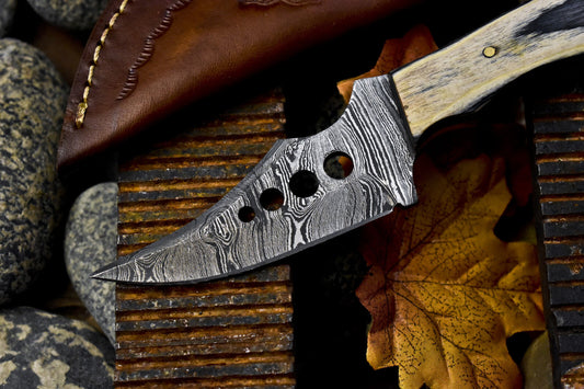 Handmade Skinner Knife Twist Damascus Hard Wood Camping Razor Sharp