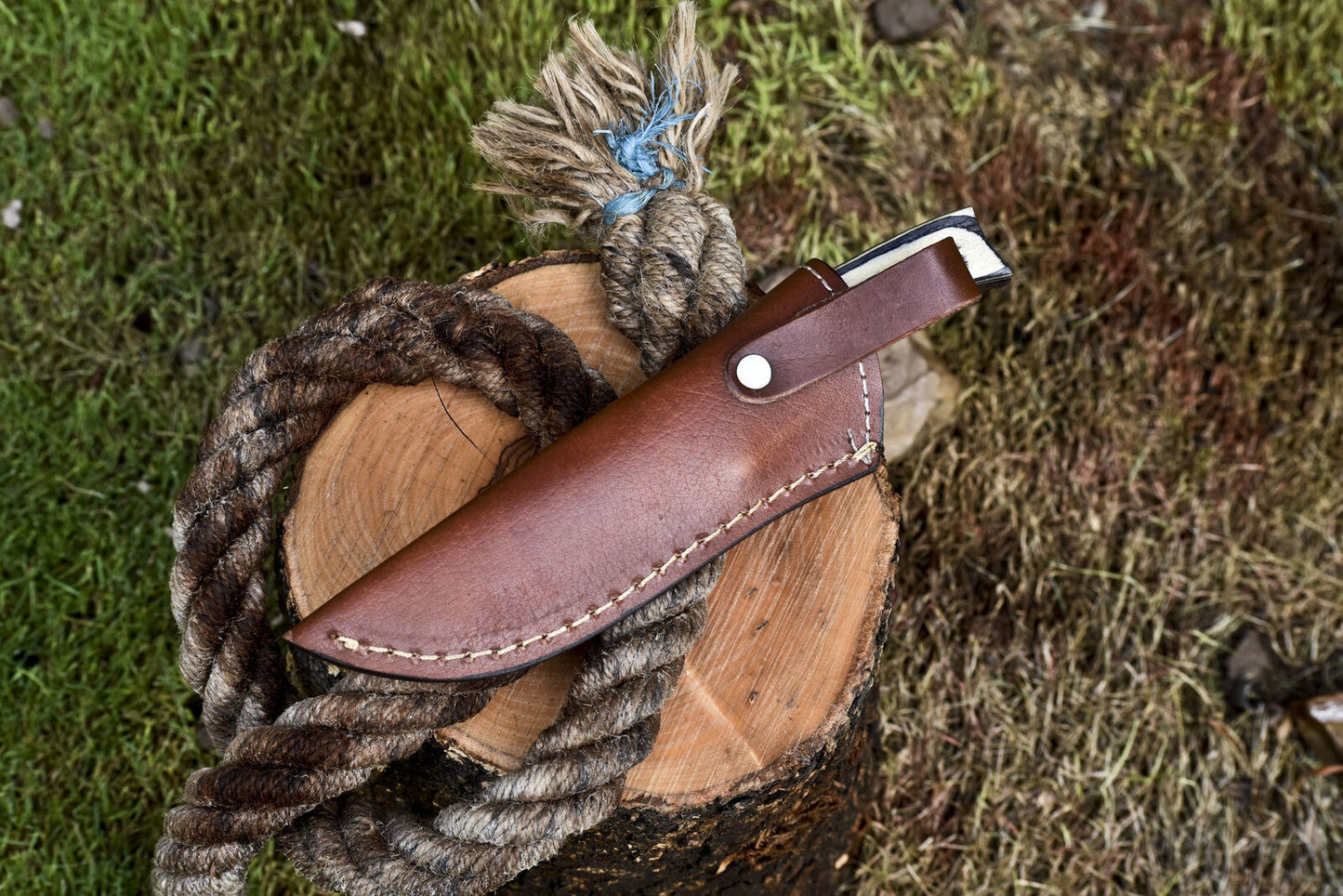 Custom Hand Forged Skinner Knife Twist Damascus Hard Wood Handle Hunting Knife
