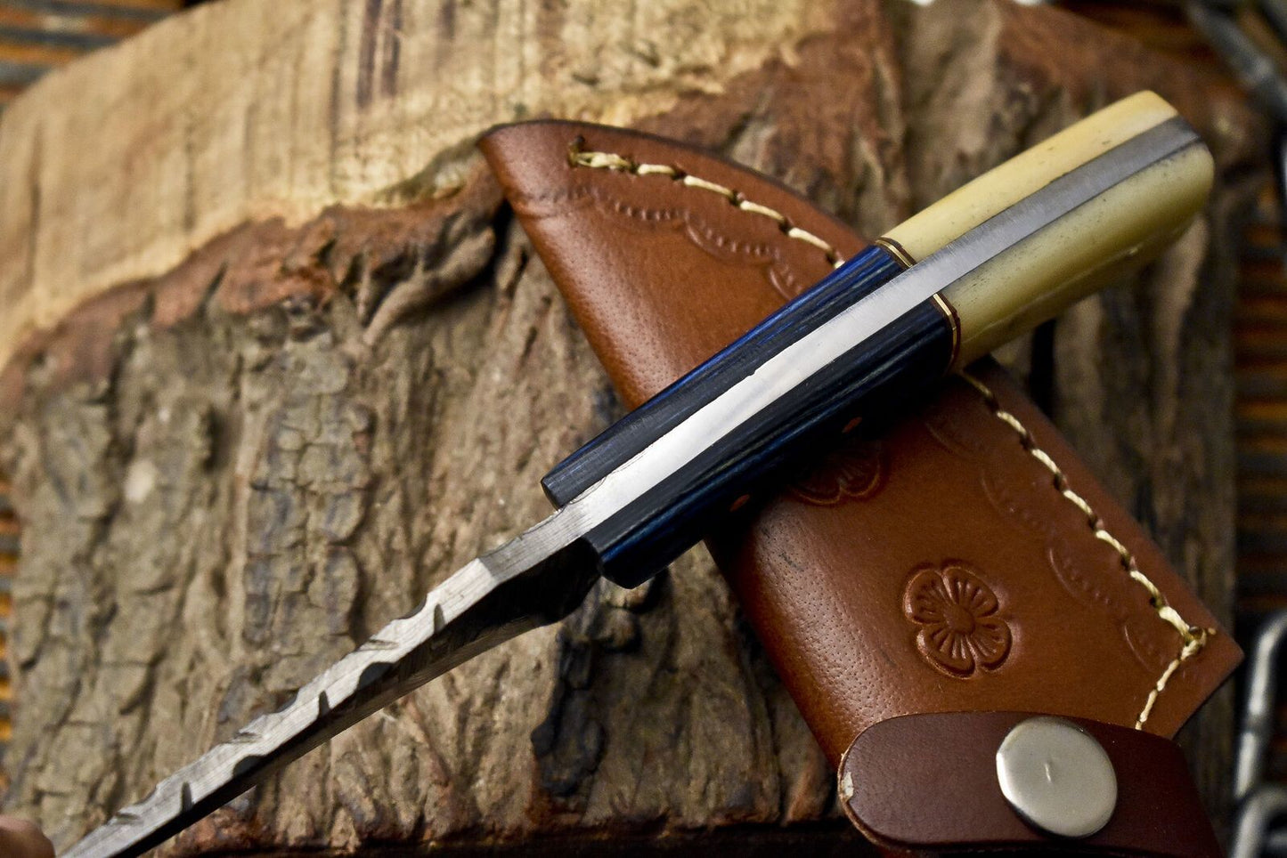 Hot Item Skinner Knife Ladder Damascus Bone and Wood Tactical Rare with Leather Sheath