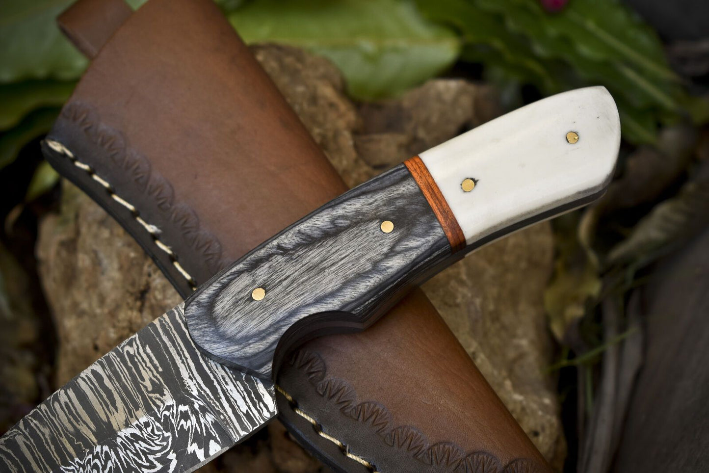 Handcrafted Twist Damascus Skinner Knife with Bone and Wood Handle – Premium Hunting Blade