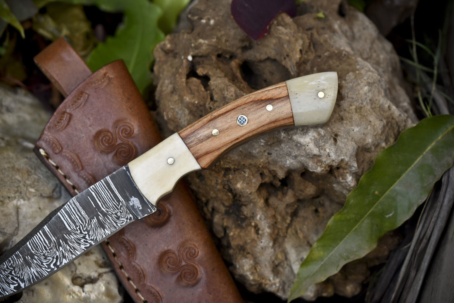 Twist Damascus Skinner Knife with Olive Wood Handle for Hunting and Camping