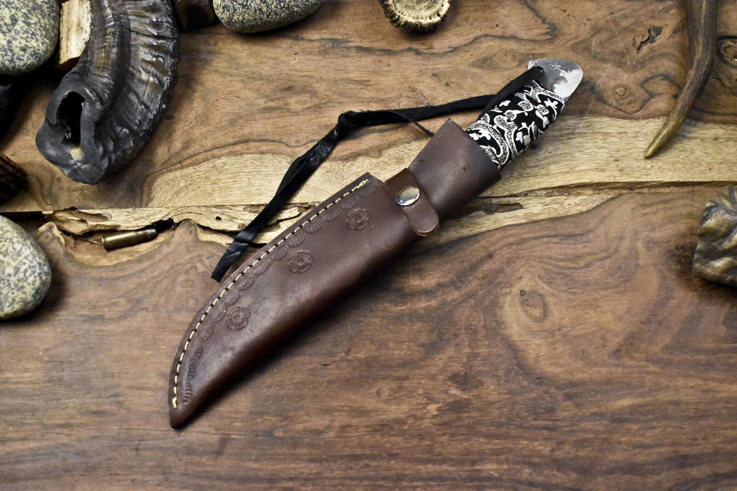 Twist Damascus Hunting Skinner Knife with Paracord Wrapped Wootz Handle – 10" Custom Fixed Blade