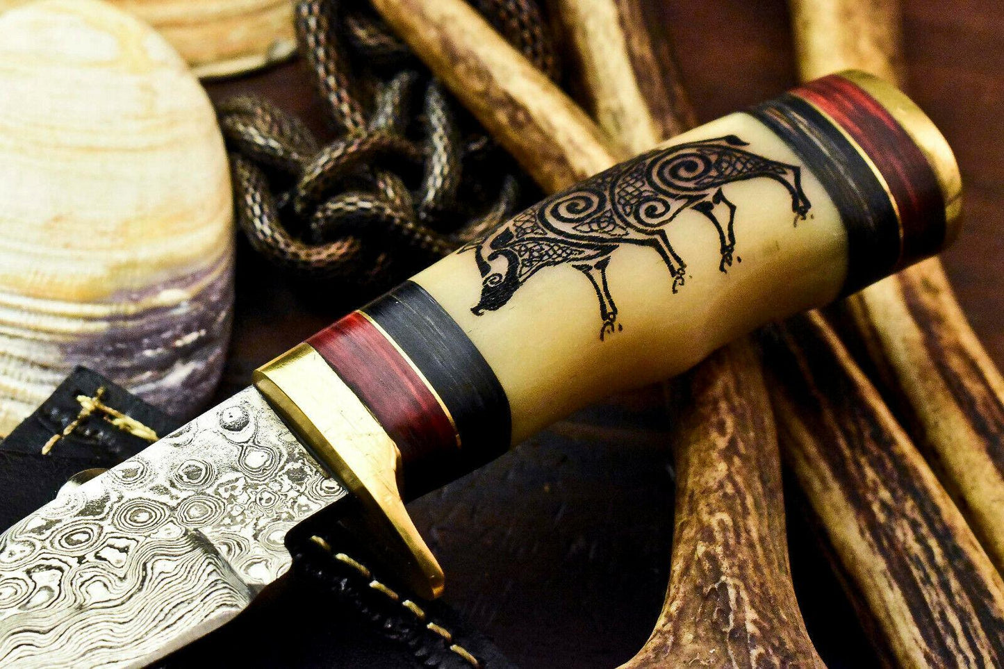 The Desert Nomad: Compact Hand-Forged Damascus Hunter with Etched Blade