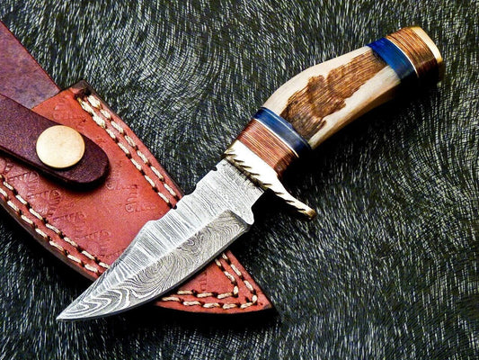 Damascus Bowie – Ram Horn & Hardwood Handle, 6" Hand-Forged Blade with Leather Sheath