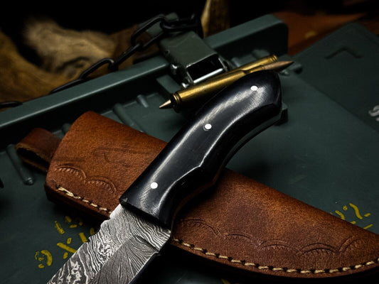 Handmade Damascus Steel EDC Hunting Survival Knife, Horn Handle with Leather Sheath