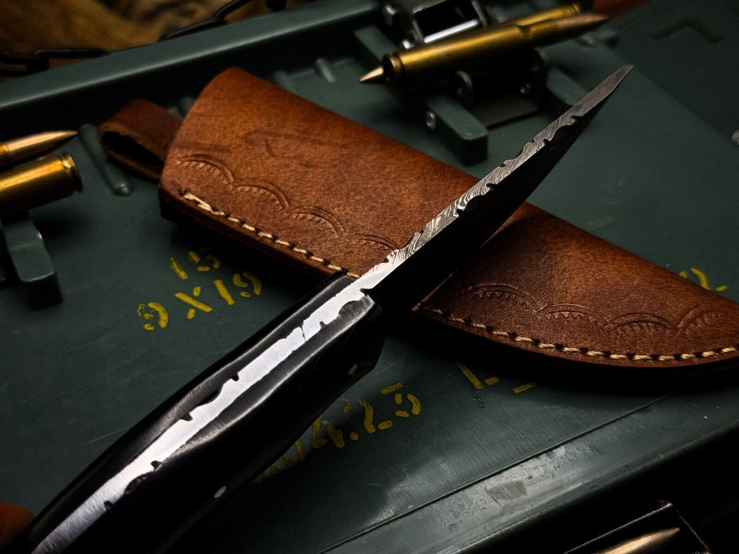 Handmade Damascus Steel EDC Hunting Survival Knife, Horn Handle with Leather Sheath