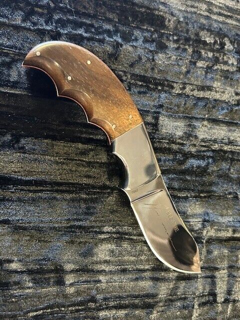 Bez Tine Skinner Knife – 3.25″ High-Carbon Stainless Steel Blade, Walnut Handle, Leather Sheath