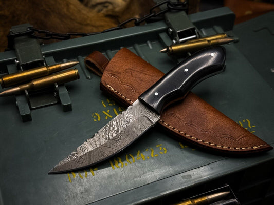 Handmade Damascus Steel EDC Hunting Survival Knife, Horn Handle with Leather Sheath