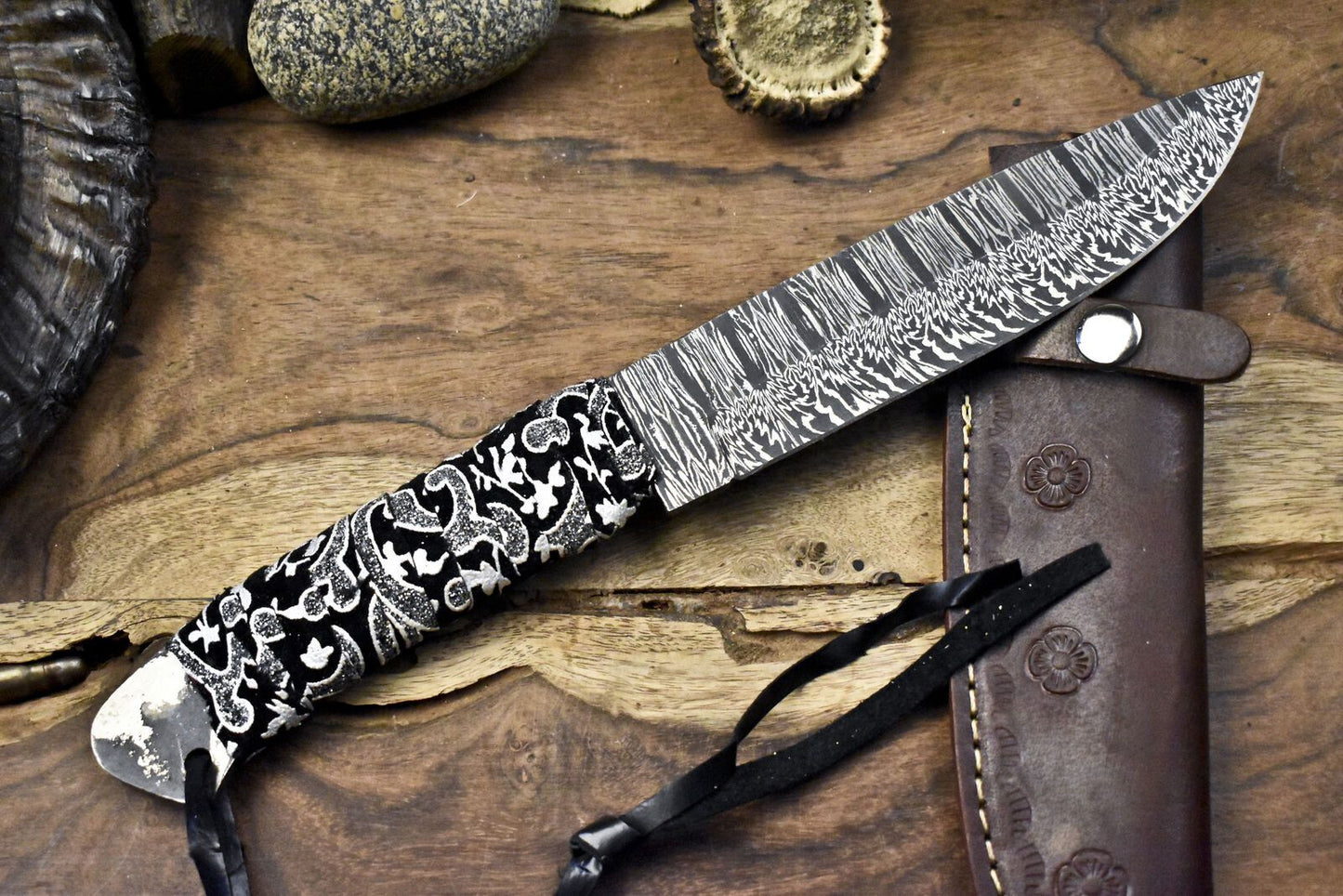Twist Damascus Hunting Skinner Knife with Paracord Wrapped Wootz Handle – 10" Custom Fixed Blade