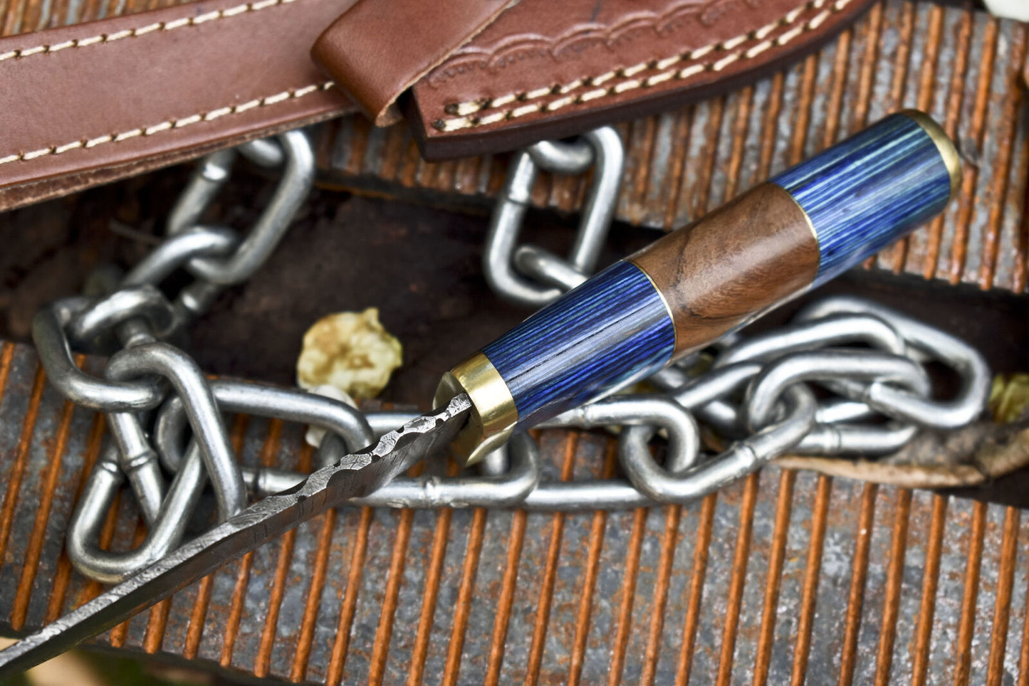 Custom Fire Pattern Damascus Skinner Knife – Hardwood Handle with Brass Guard & Leather Sheath