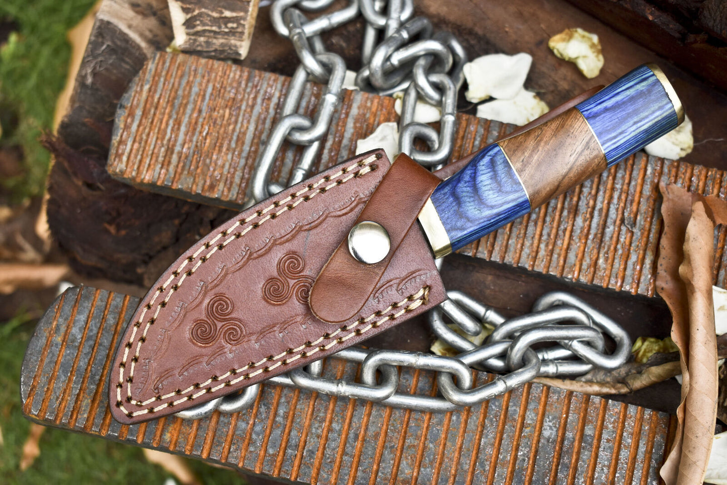 Custom Fire Pattern Damascus Skinner Knife – Hardwood Handle with Brass Guard & Leather Sheath