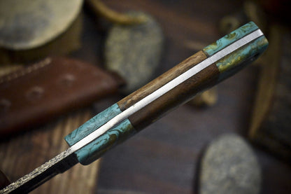 Hand Forged Damascus Skinner Knife with Gut Hook Twist Pattern and Walnut Wood Handle – Custom Hunting Fixed Blade