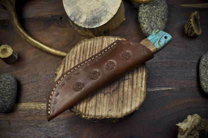 Hand Forged Damascus Skinner Knife with Gut Hook Twist Pattern and Walnut Wood Handle – Custom Hunting Fixed Blade