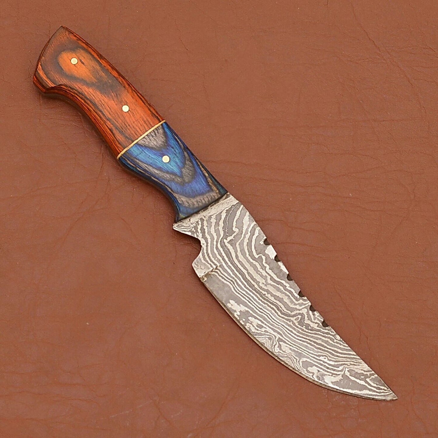 Hand Forged Damascus Skinner Knife with Wood Handle – Camping and Hunting Blade with Sheath