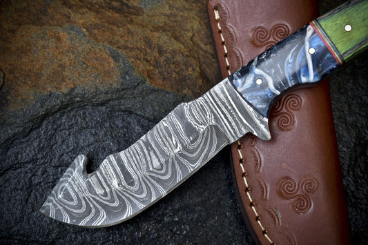 Twist Damascus Skinner Knife with Gut Hook – Handmade Hardwood Survival Hunting Knife