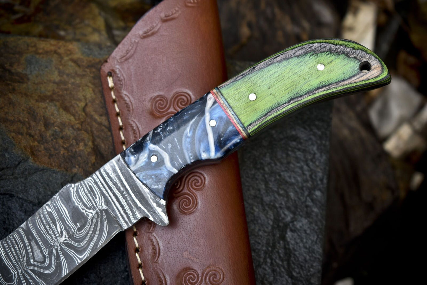 Twist Damascus Skinner Knife with Gut Hook – Handmade Hardwood Survival Hunting Knife