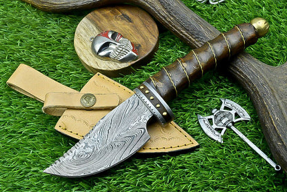 9.5 Inch Handmade Damascus Bowie Knife with Wood Handle for Hunting