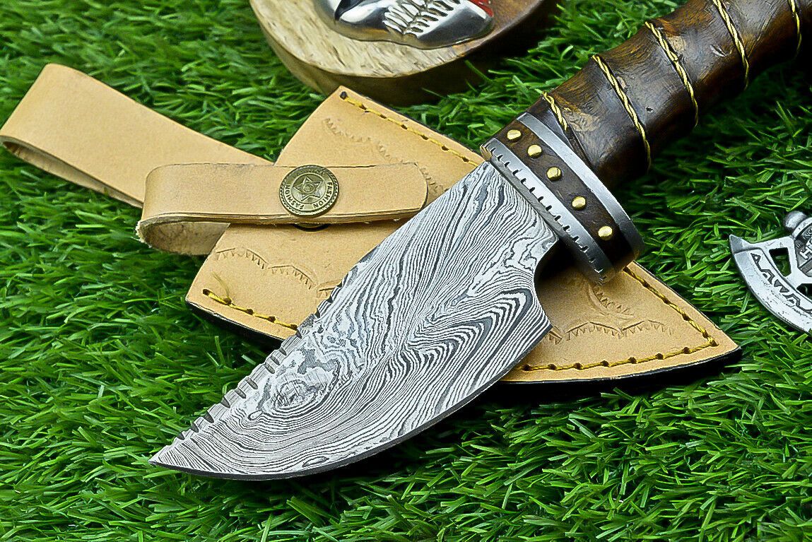 9.5 Inch Handmade Damascus Bowie Knife with Wood Handle for Hunting