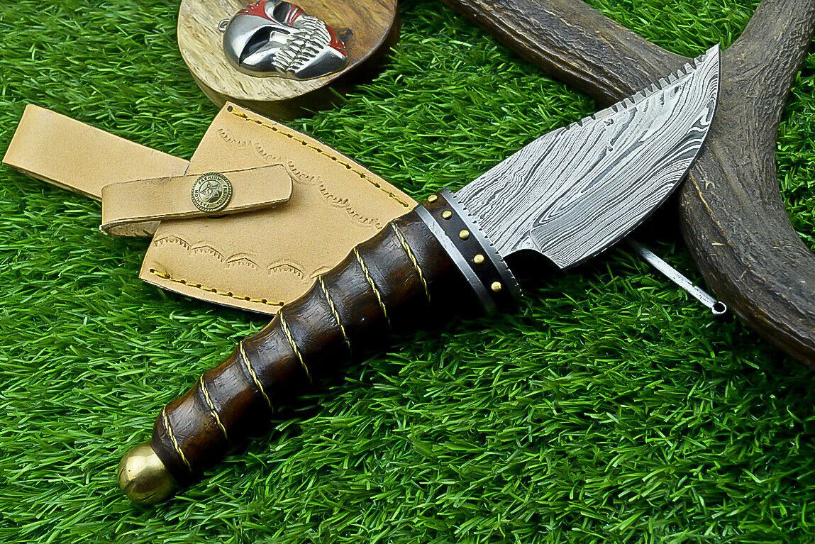 9.5 Inch Handmade Damascus Bowie Knife with Wood Handle for Hunting
