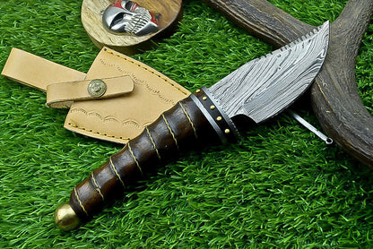 9.5 Inch Handmade Damascus Bowie Knife with Wood Handle for Hunting
