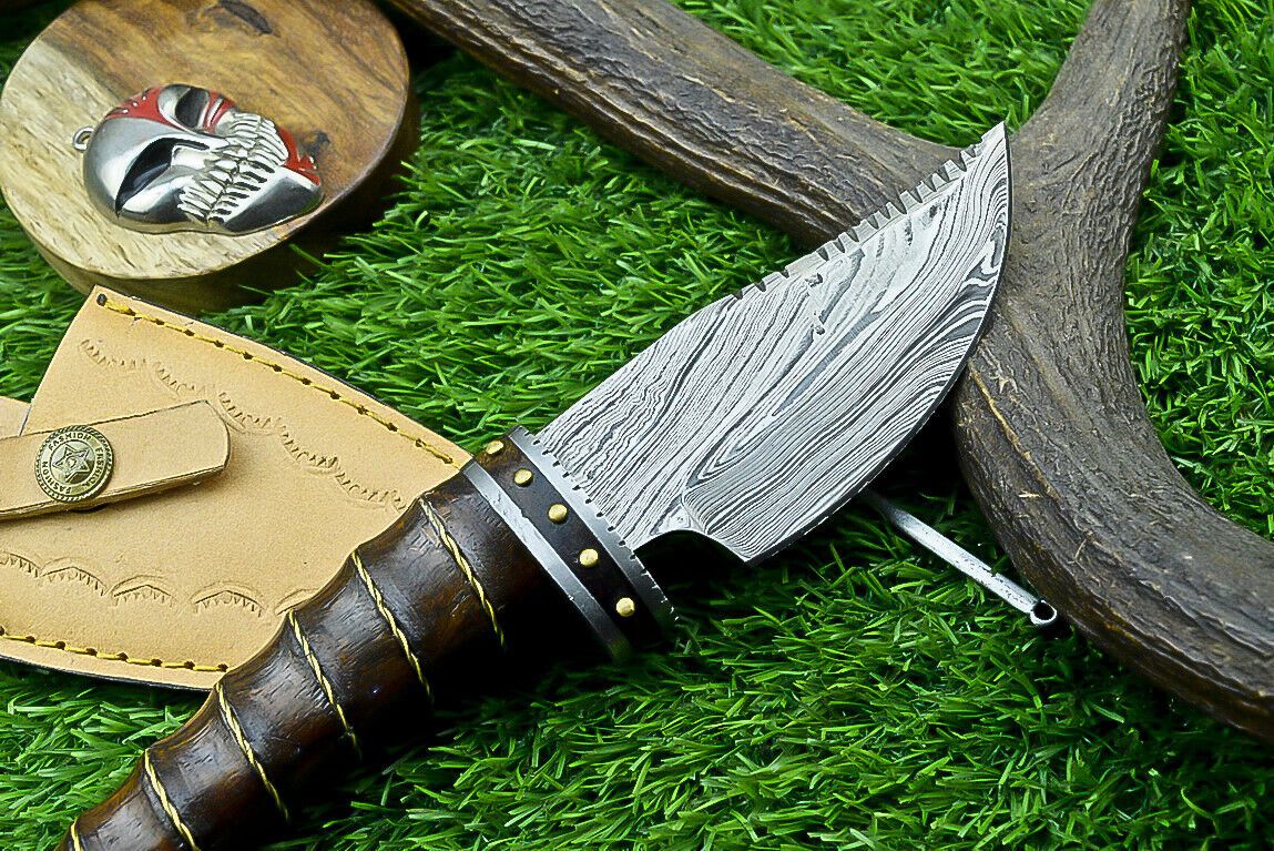 9.5 Inch Handmade Damascus Bowie Knife with Wood Handle for Hunting