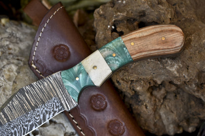 Forged Twist Damascus Skinner Knife with Mixed Material Handle – Hunting, Camping, Survival