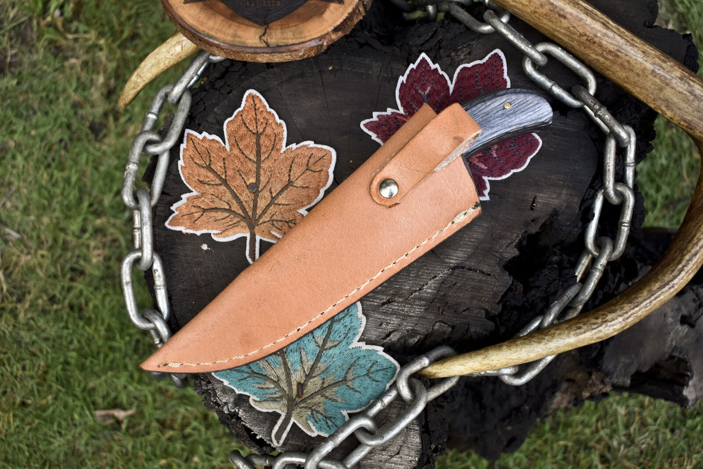 Twist Damascus Steel Skinner Knife with Gut Hook – Hardwood Handle & Leather Sheath for Hunting and Everyday Carry