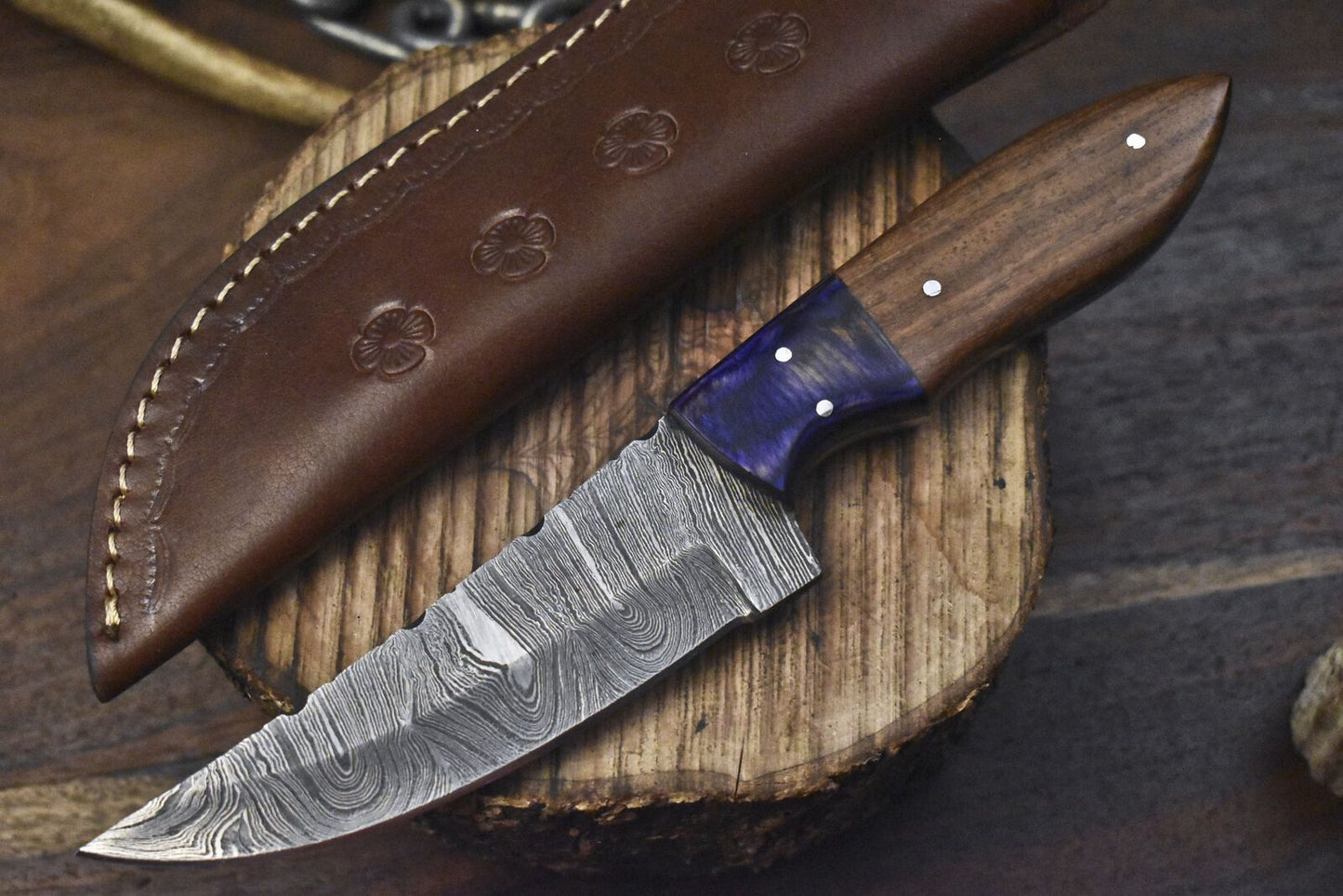 Hand Forged Twist Damascus Skinner Knife Walnut Wood Handle for Fishing and Hunting