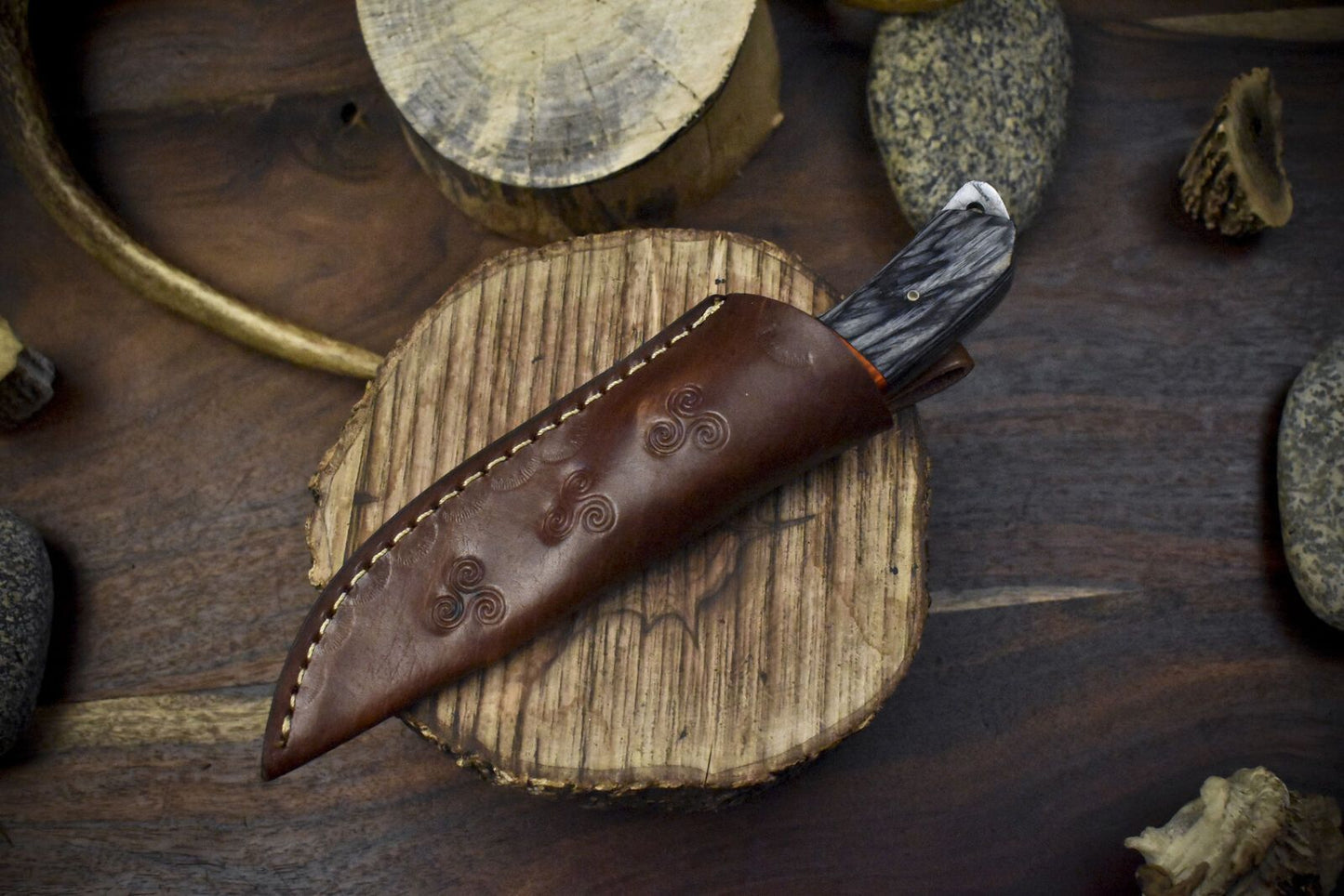 Hot Item Skinner Knife with Gut Hook Ladder Damascus Steel Blade and Hard Wood Handle – Fishing and Hunting Tool