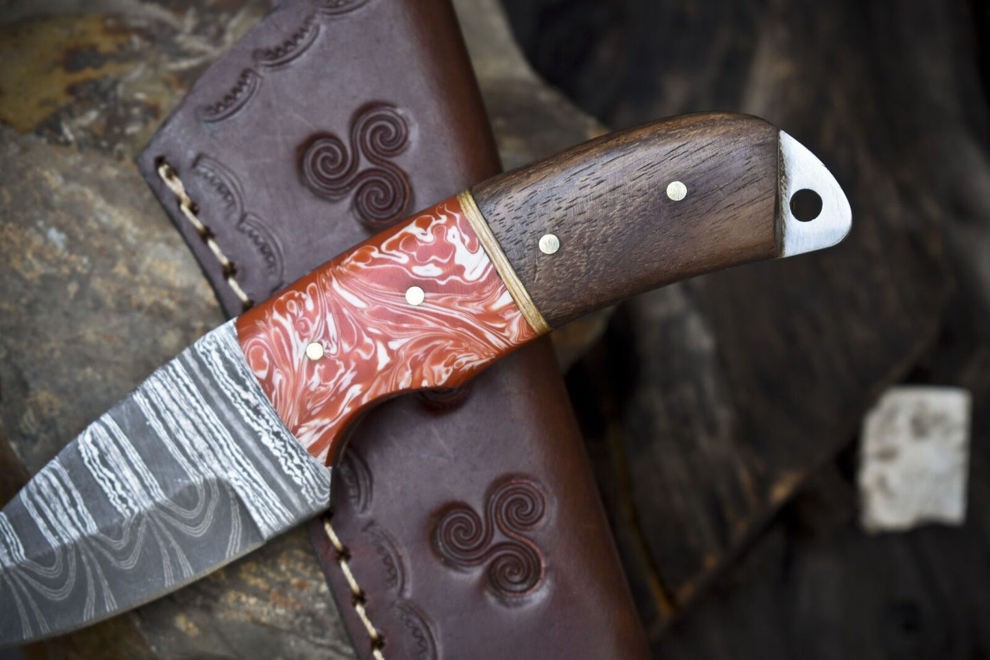 Hand Forged Damascus Skinner Knife with Gut Hook Twist Pattern and Mixed Material Handle – Custom Fixed Blade Hunting Knife
