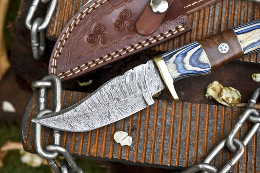 Fire Pattern Damascus Skinner Knife – Hardwood Handle with Brass Guard & Leather Sheath
